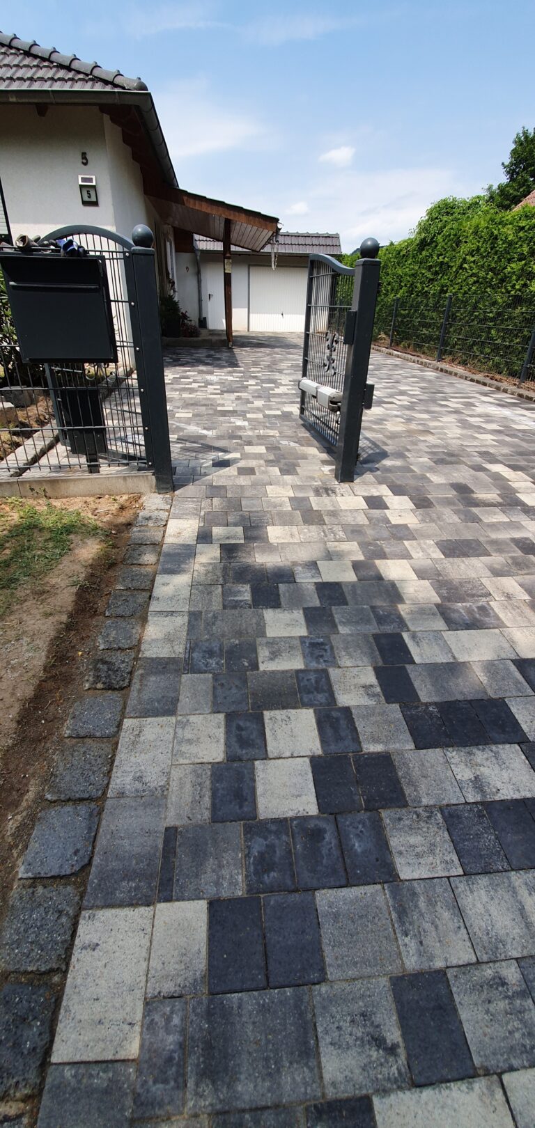 Pflasterfläche, Eigenheim, Pflasterarbeiten,Gartengestaltung,Zaunbau,Abwasser,Terrassen,Gehwege, professionellerGartenbau, hochwertige Pflasterarbeiten, individuelle Gestaltung, erfahrenes Team, nachhaltige Lösungen, 16866 Kyritz